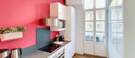 Een koelkast, een magnetron, een oven, een vaatwasser