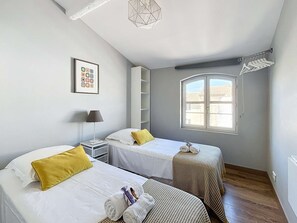 A room with two beds, a window, a lamp, and a wall-mounted shelf. - Townhouse 3 bdr near Pont d'Avignon AC (Avignon)