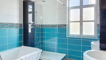 Baignoire, articles de toilette gratuits, sèche-cheveux