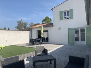Outdoor dining - La Fleur de Sel (La Flotte)