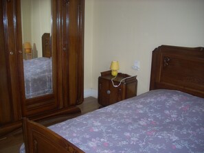 3 bedrooms, iron/ironing board, travel crib, free WiFi - 2-star detached holiday home (Rochesson)