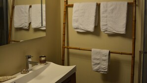 Une salle de bain avec un miroir, un lavabo et un porte-serviettes.