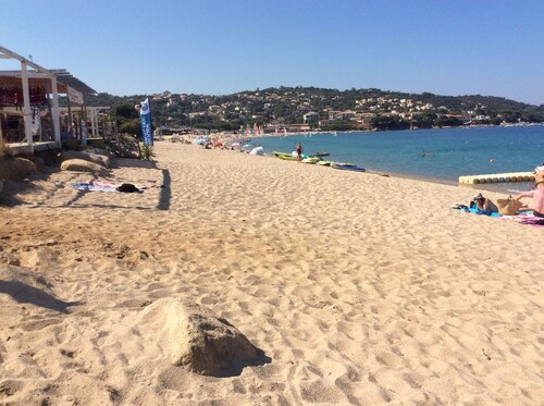 Sehr sonnige Villa, ruhig, 400 m vom Strand und Einkaufsmöglichkeiten