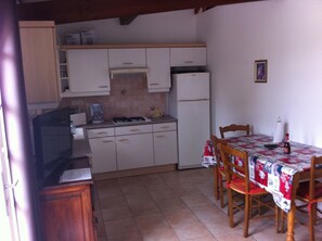 Réfrigérateur, micro-ondes, plaque de cuisson, cafetiÚre/bouilloire