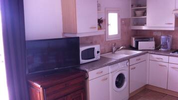 Réfrigérateur, micro-ondes, plaque de cuisson, cafetiÚre/bouilloire