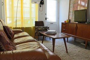 Tv, dvd-afspiller, bøger, musikbibliotek