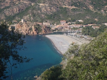 Entrée du port et plage de Porto