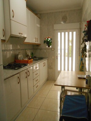 Fridge, microwave, oven, stovetop - Nice terraced house 350 m from the sea (Puerto de Mazarrón)