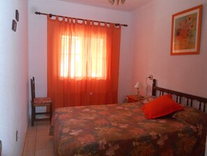 3 slaapkamers, een strijkplank/strijkijzer, gratis wifi, beddengoed