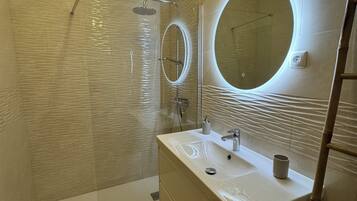 Baignoire, sèche-cheveux, savon, papier toilette