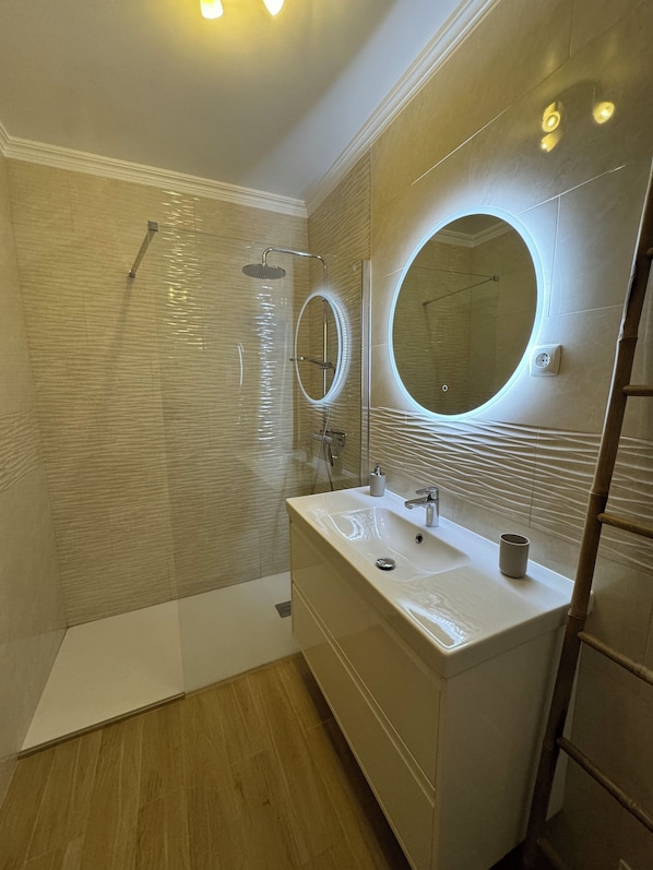 Baignoire, séchoir à cheveux, savon, papier de toilette