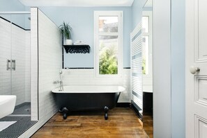 Baignoire, sèche-cheveux, serviettes fournies