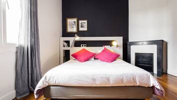 4 slaapkamers, een bureau, een strijkplank/strijkijzer, reisbedje