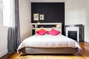 4 chambres, bureau, fer et planche à repasser, lit de bébé portatif