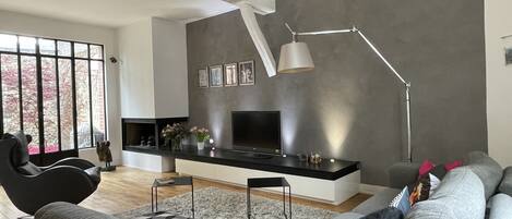 Smart TV, video games, DVD player, video library