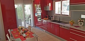 Fridge, microwave, oven, stovetop - Quiet villa Beach 10' walk Outdoor SPA Heated pool Boules court (Saint-Cyr-Sur-Mer)