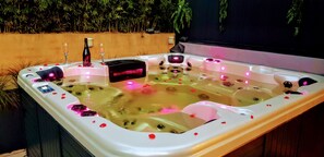Outdoor spa tub - Quiet villa Beach 10' walk Outdoor SPA Heated pool Boules court (Saint-Cyr-Sur-Mer)