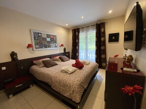 4 habitaciones, escritorio, tabla de planchar con plancha y wifi