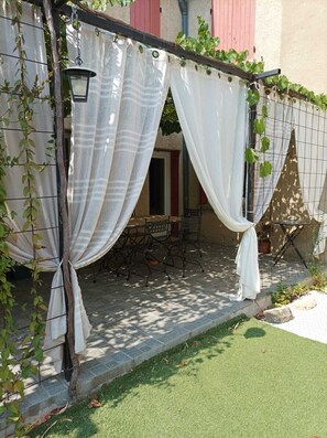 Outdoor dining - Relaxing stay at the foot of Mont Ventoux - terrace, pool & Provencal charm (Malaucène)