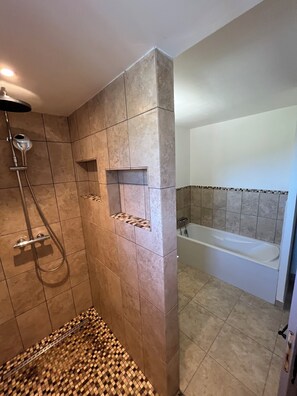 Ensemble douche/baignoire, sèche-cheveux, serviettes fournies