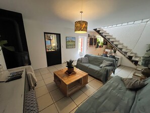 Smart TV, fireplace, DVD player, books