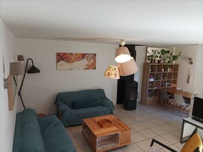 Smart TV, fireplace, DVD player, books - Relaxing stay at the foot of Mont Ventoux - terrace, pool & Provencal charm (Malaucène)