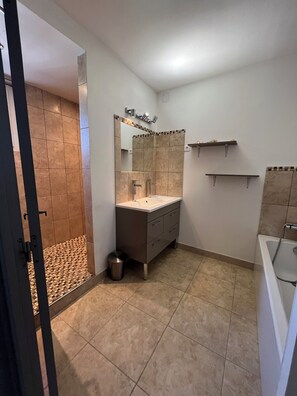 Combined shower/tub, hair dryer, towels