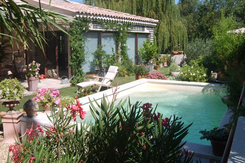 LE CLOS MARTIN, STUDIO BETWEEN AVIGNON AND ST REMY DE PROVENCE