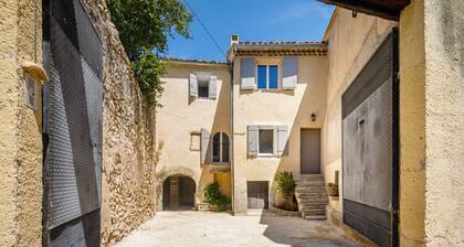 Village house 17th with swimming pool, Luberon Provence TARIFS CASSES SEPT. OCT.