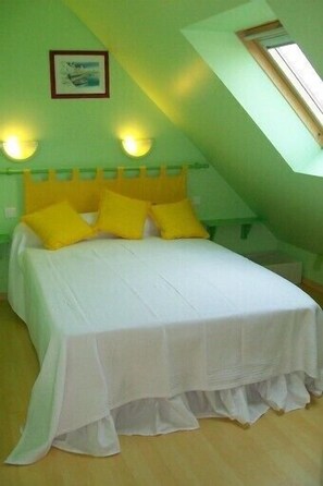 4 bedrooms, iron/ironing board, travel cot