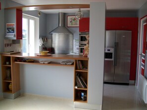 Fridge, microwave, oven, stovetop - L¥Escapade, rental on the Groix island (Groix)