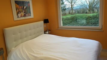 3 bedrooms, desk, soundproofing, free WiFi