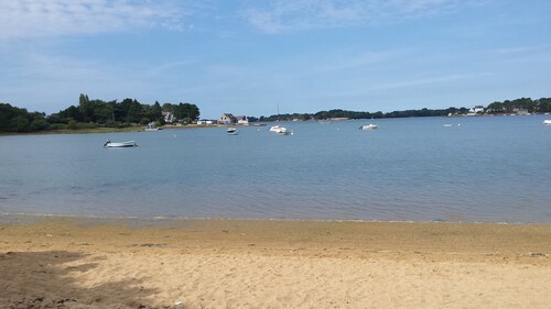 Locmiquel beach and access to the Gulf of Morbihan 900m.