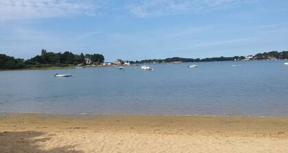 Locmiquel beach and access to the Gulf of Morbihan 900m.