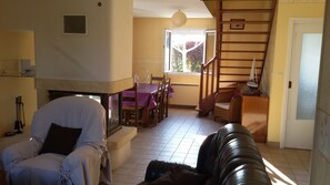 Télévision, cheminée, chaîne hi-fi