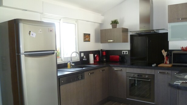 A modern kitchen with a refrigerator, sink, stove, and microwave. - CHARMING GITE IN PROVENCE / MERINDOL IN LUBERON (Mérindol)