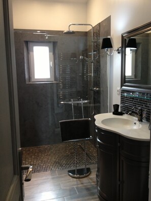 Shower, hair dryer, towels - CHARMING GITE IN PROVENCE / MERINDOL IN LUBERON (Mérindol)