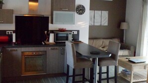 Kaffetrakter/tekoker, kjøleskap, mikrobølgeovn og ovn