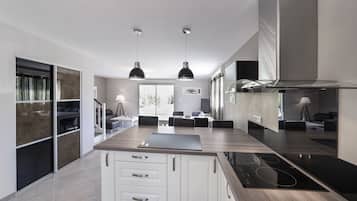 Réfrigérateur, micro-ondes, four, plaque de cuisson