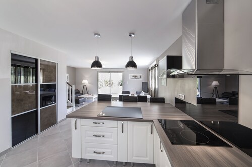 LE CIGALOU WITH ITS POOL AND GARDEN 