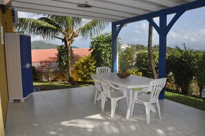 Outdoor dining - Apartment for 4, 1 bedroom closed, quiet, tropical greenery and pleasant views (RIVIERE SALEE)