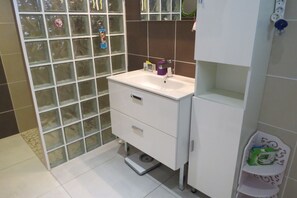 Dusche, Haartrockner, Handtücher