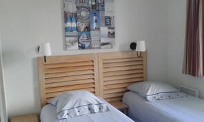 3 habitaciones, tabla de planchar con plancha y cuna de viaje 