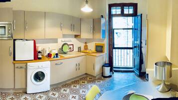 JÀÀkaappi, mikroaaltouuni, uuni, liesi