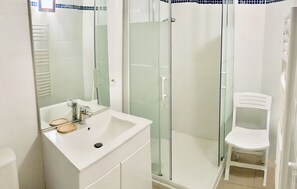 Baignoire, sèche-cheveux, serviettes fournies, savon