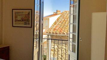 4 bedrooms, in-room safe, desk, iron/ironing board