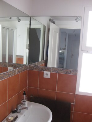 Ensemble douche/baignoire, sĂšche-cheveux, bidet, serviettes fournies