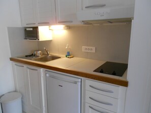 Fridge, microwave, oven, stovetop - Marseillan-plage F2 air-conditioned large terrace 5 pers near sea/shops (Marseillan)