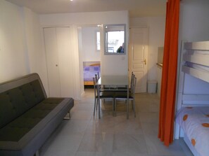 Interior - Marseillan-plage F2 air-conditioned large terrace 5 pers near sea/shops (Marseillan)