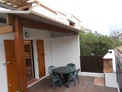 Marseillan-plage F2 air-conditioned large terrace 5 pers near sea/shops